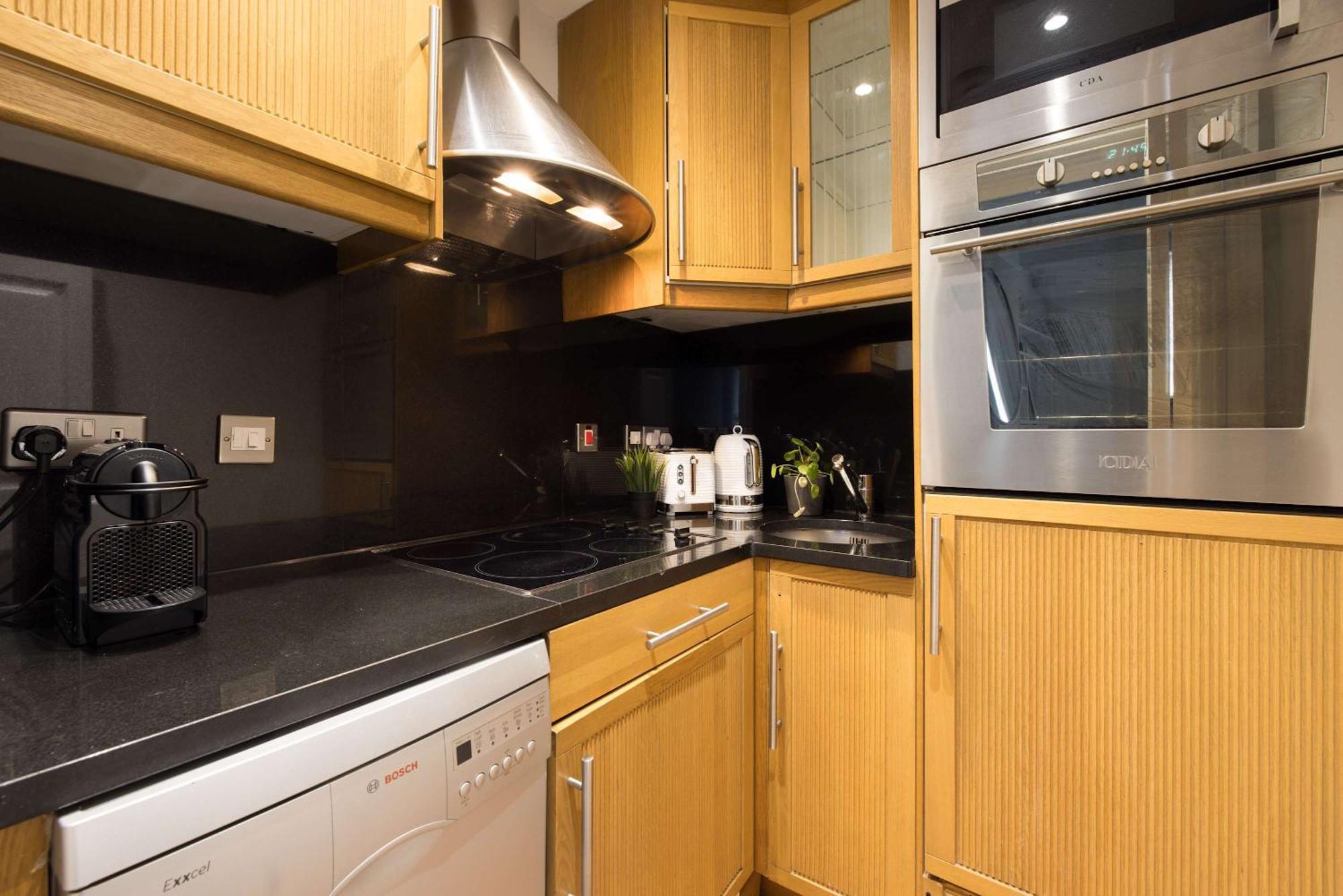 Appartamento Chic & Sunlit Earls Court Flat Londra